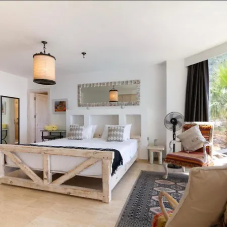 5 With Sea Views And Private Pool And Garden Villa