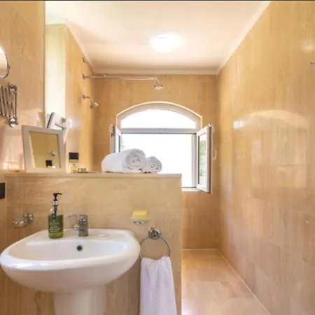 5 With Sea Views And Private Pool And Garden