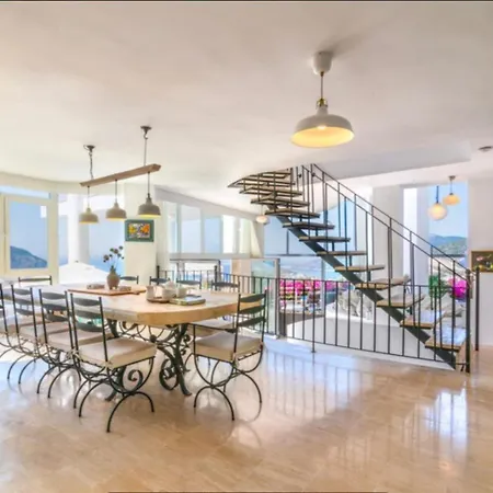 5 With Sea Views And Private Pool And Garden Villa *